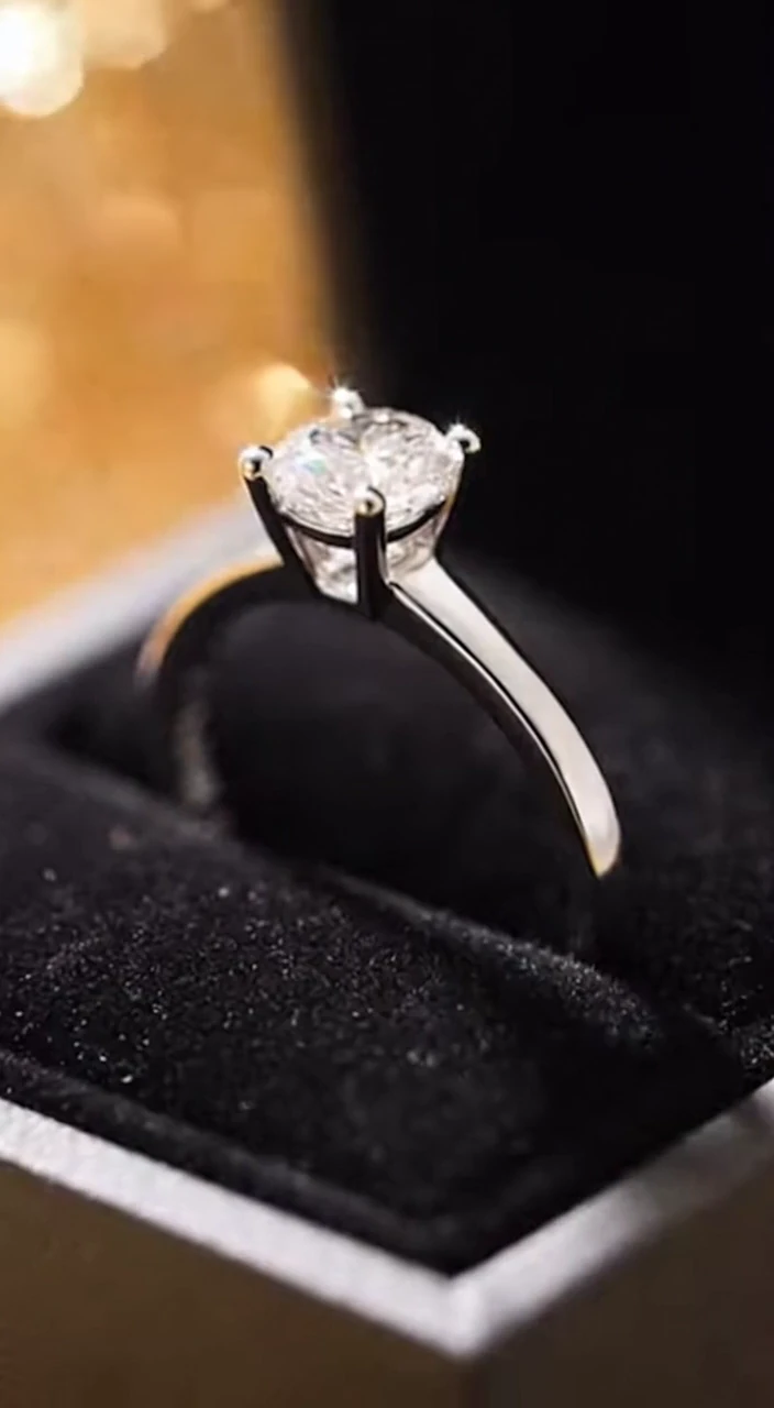 Luxury Diamond and Gold Jewelry Compilation Featuring Sparkling Gemstones and Fine Craftsmanship in Elegant Settings